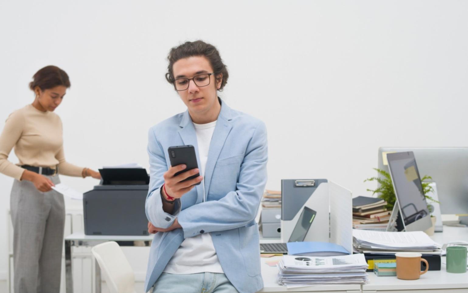 Diskussion über Investitionsstrategien mit Dozent